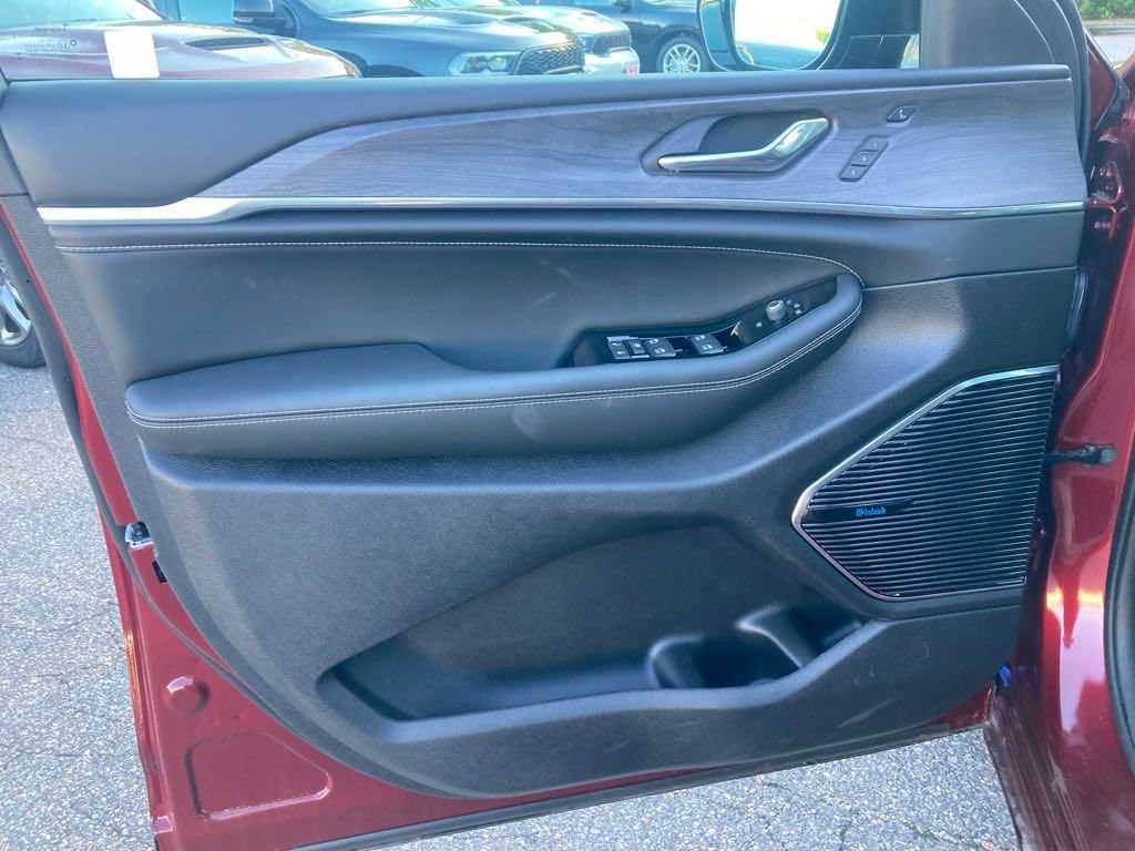 New 2024 Jeep Grand Cherokee Overland w/ Advanced Protech Group III AWD/4WD image 11