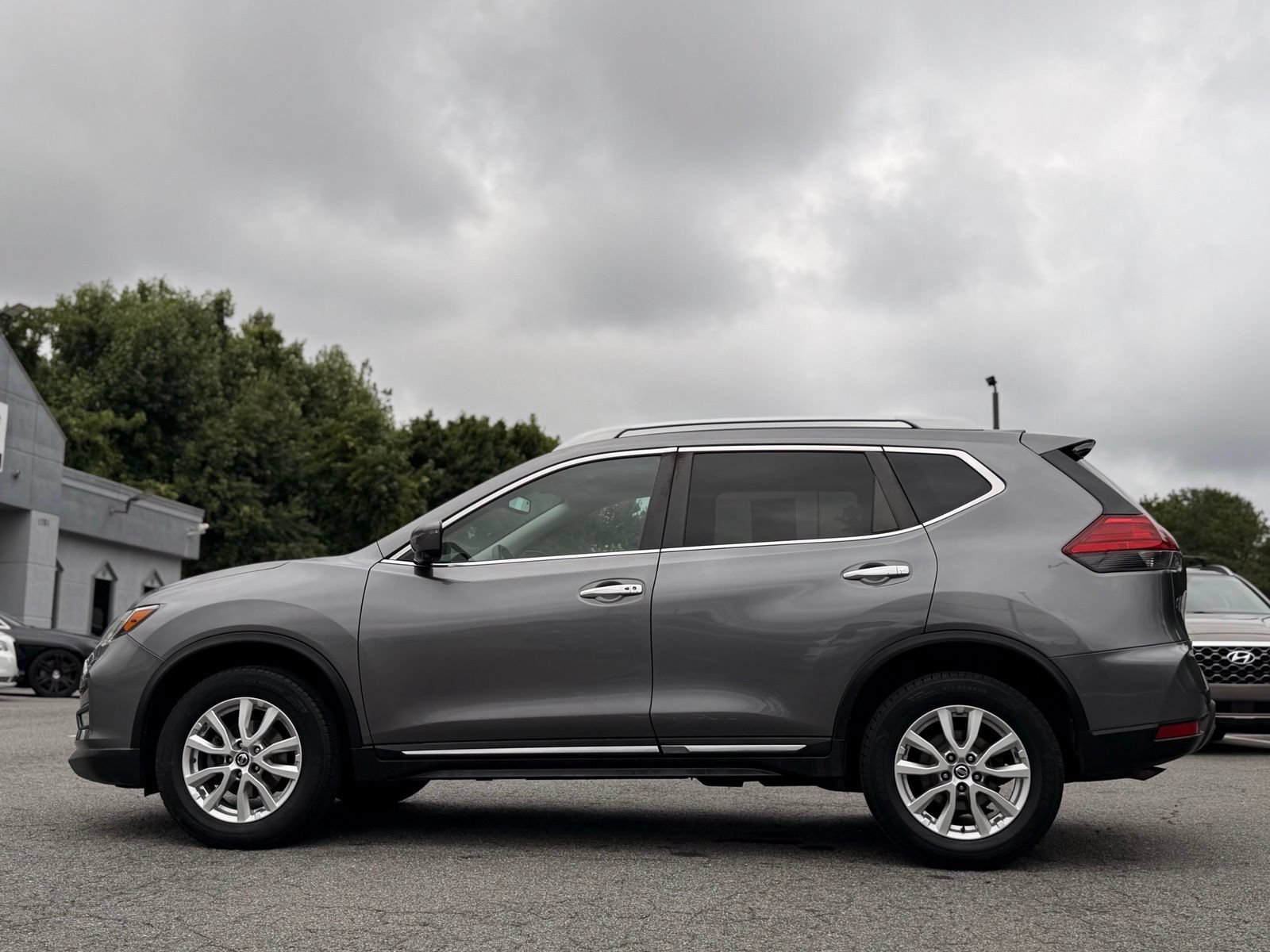 Used 2017 Nissan Rogue SL AWD/4WD image 2