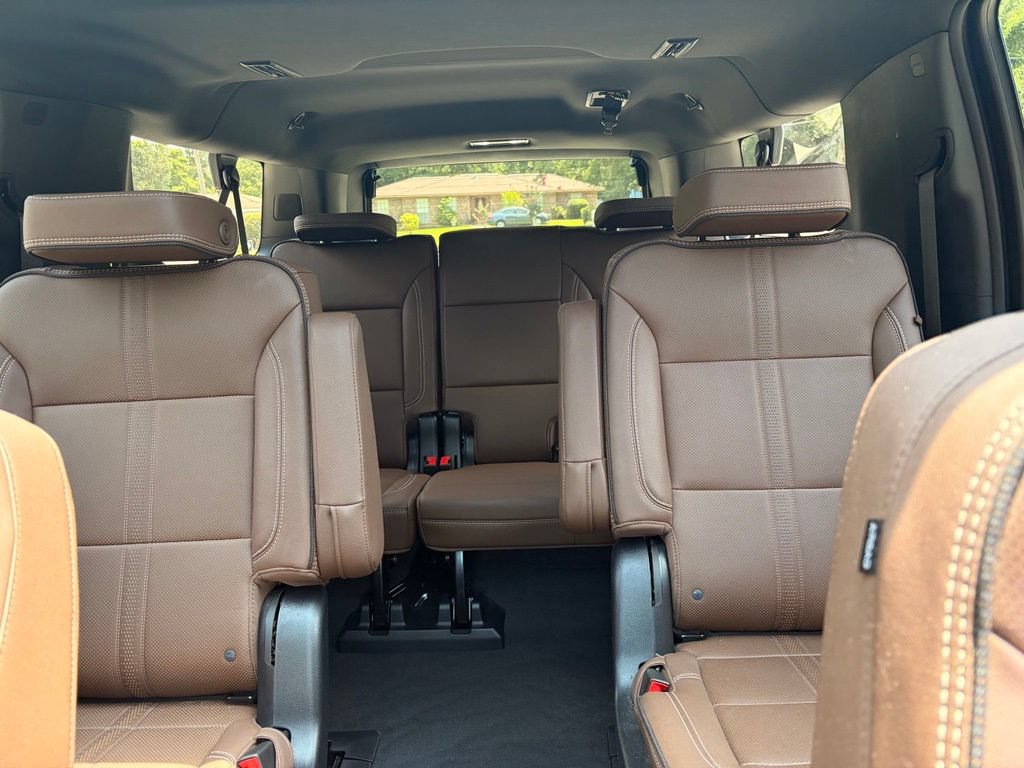 Used 2025 Chevrolet Suburban High Country AWD/4WD image 12