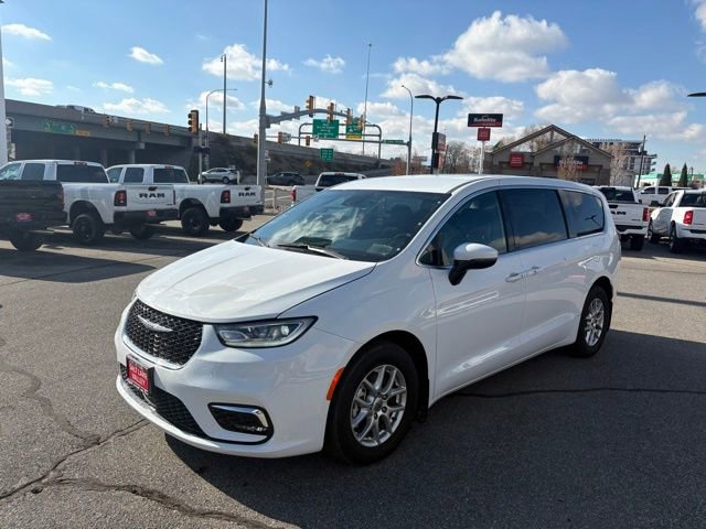 Certified 2023 Chrysler Pacifica Touring image 4