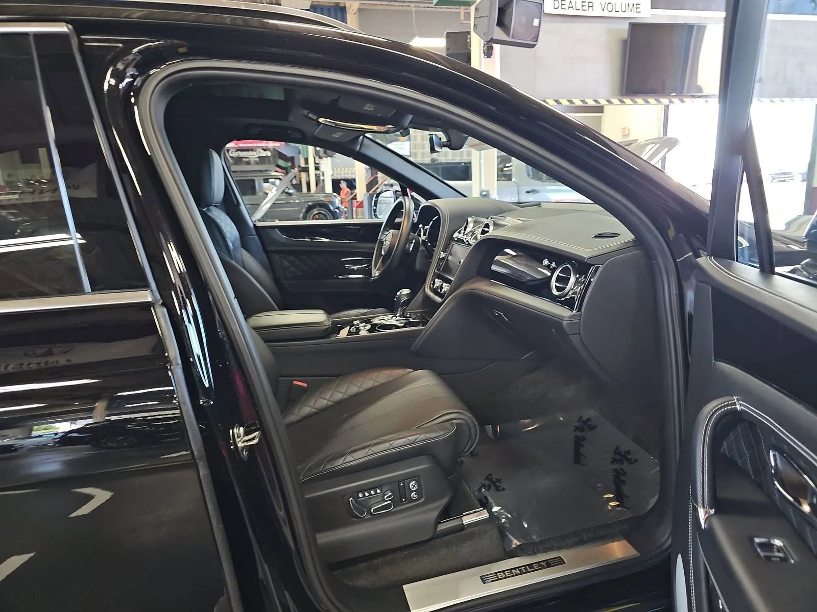 Used 2018 Bentley Bentayga AWD/4WD image 12