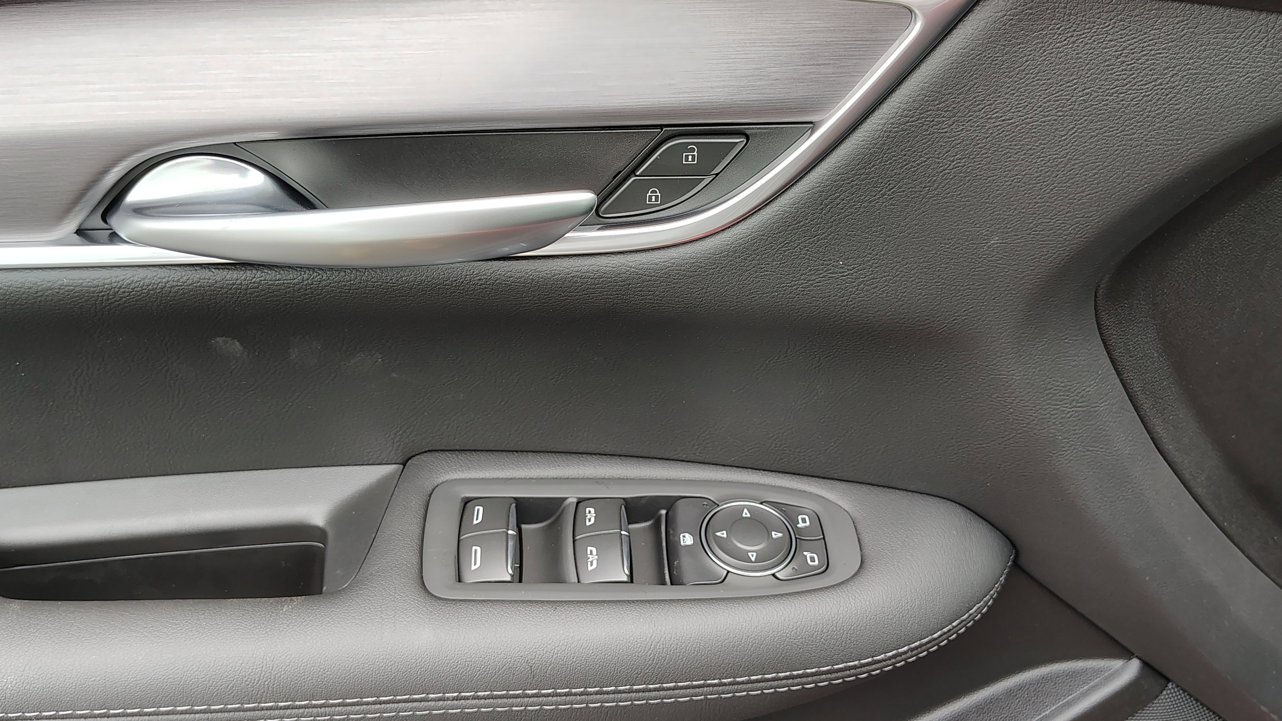 New 2025 Cadillac XT5 Luxury image 11