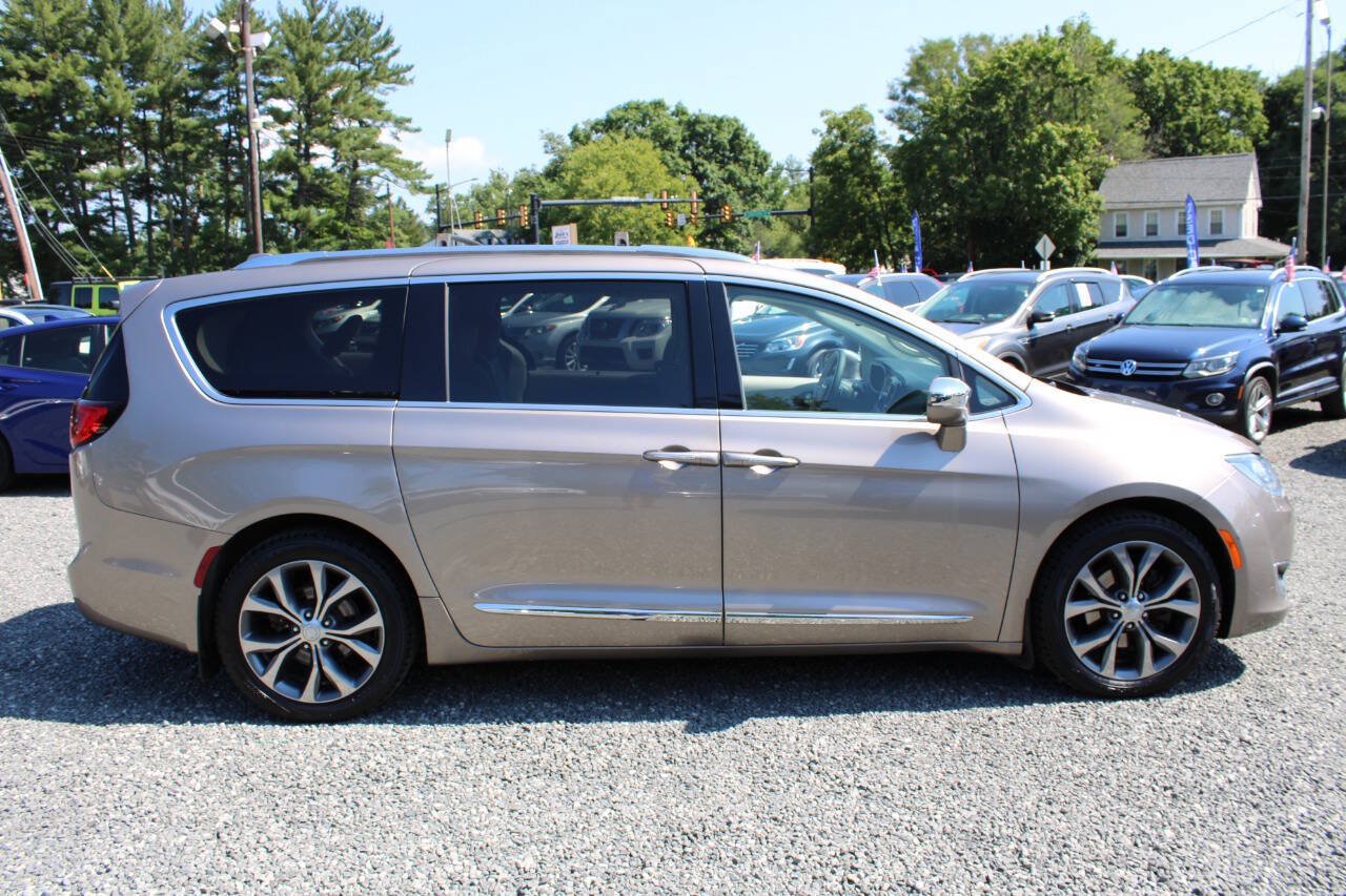 Used 2017 Chrysler Pacifica Limited FWD image 6