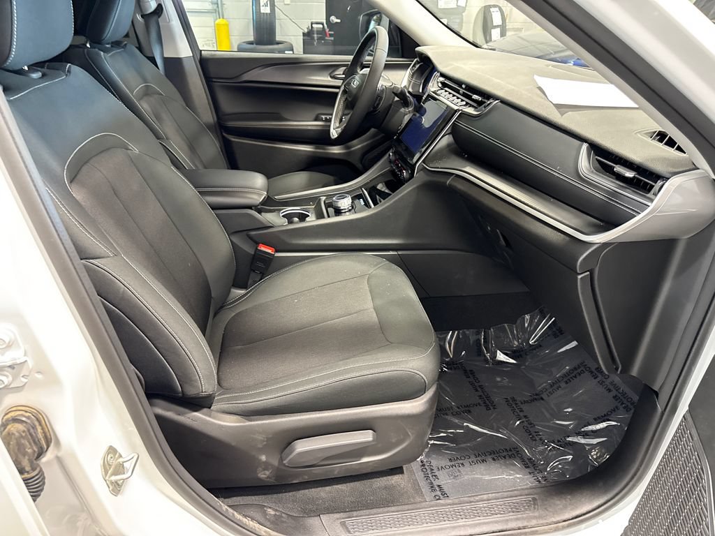Used 2023 Jeep Grand Cherokee Laredo AWD/4WD image 15