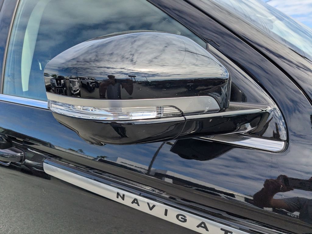 Used 2025 Lincoln Navigator Reserve AWD/4WD image 12