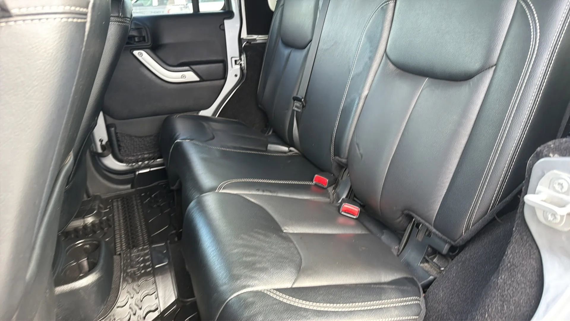 Used 2016 Jeep Wrangler Unlimited Rubicon image 38