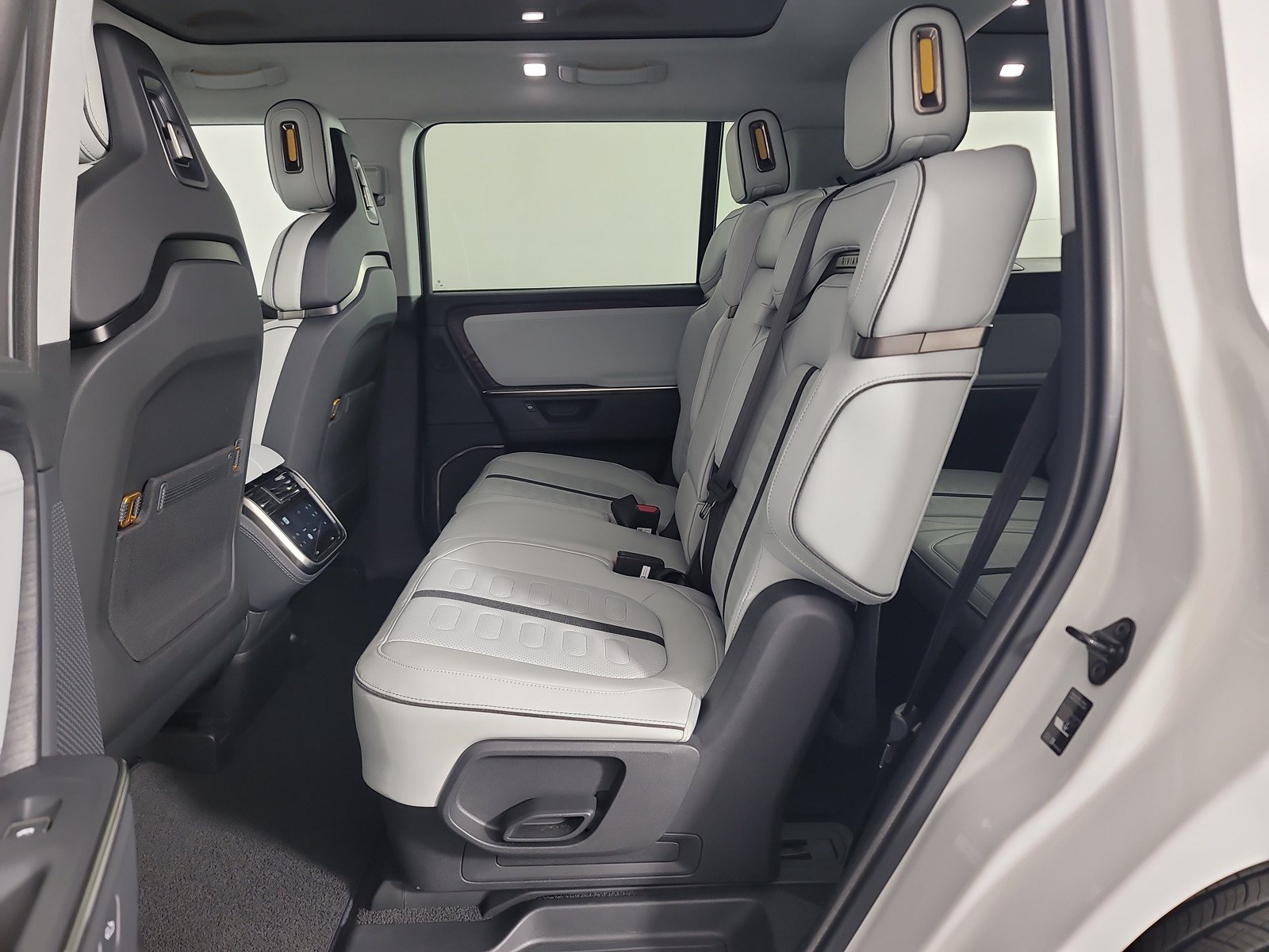 Used 2025 Rivian R1S Adventure AWD/4WD image 21