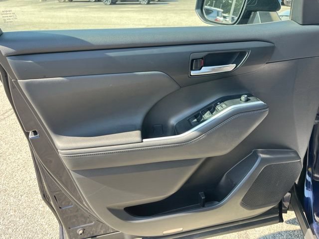 Used 2023 Toyota Highlander XLE AWD/4WD image 10
