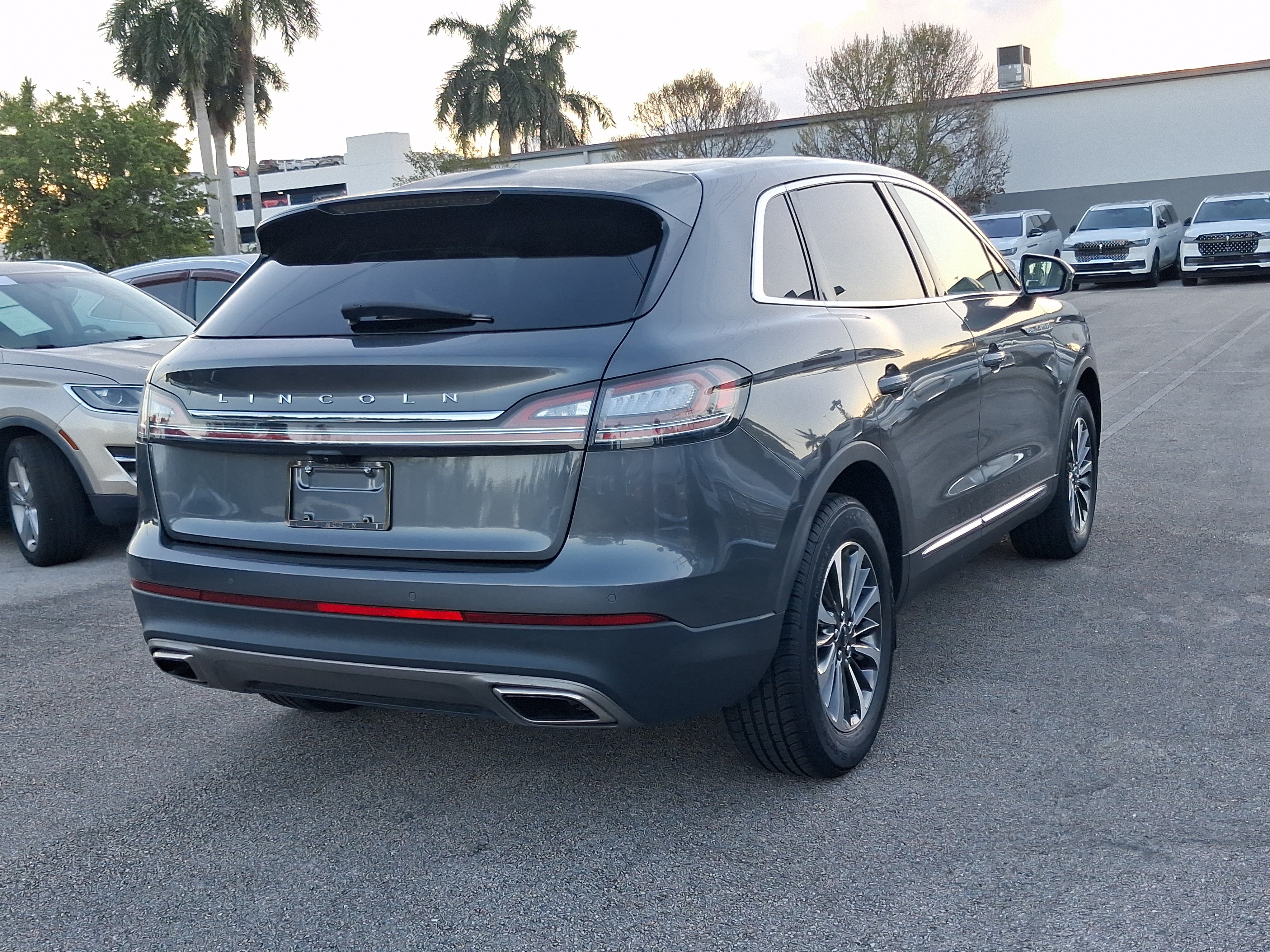 Used 2023 Lincoln Nautilus FWD image 4