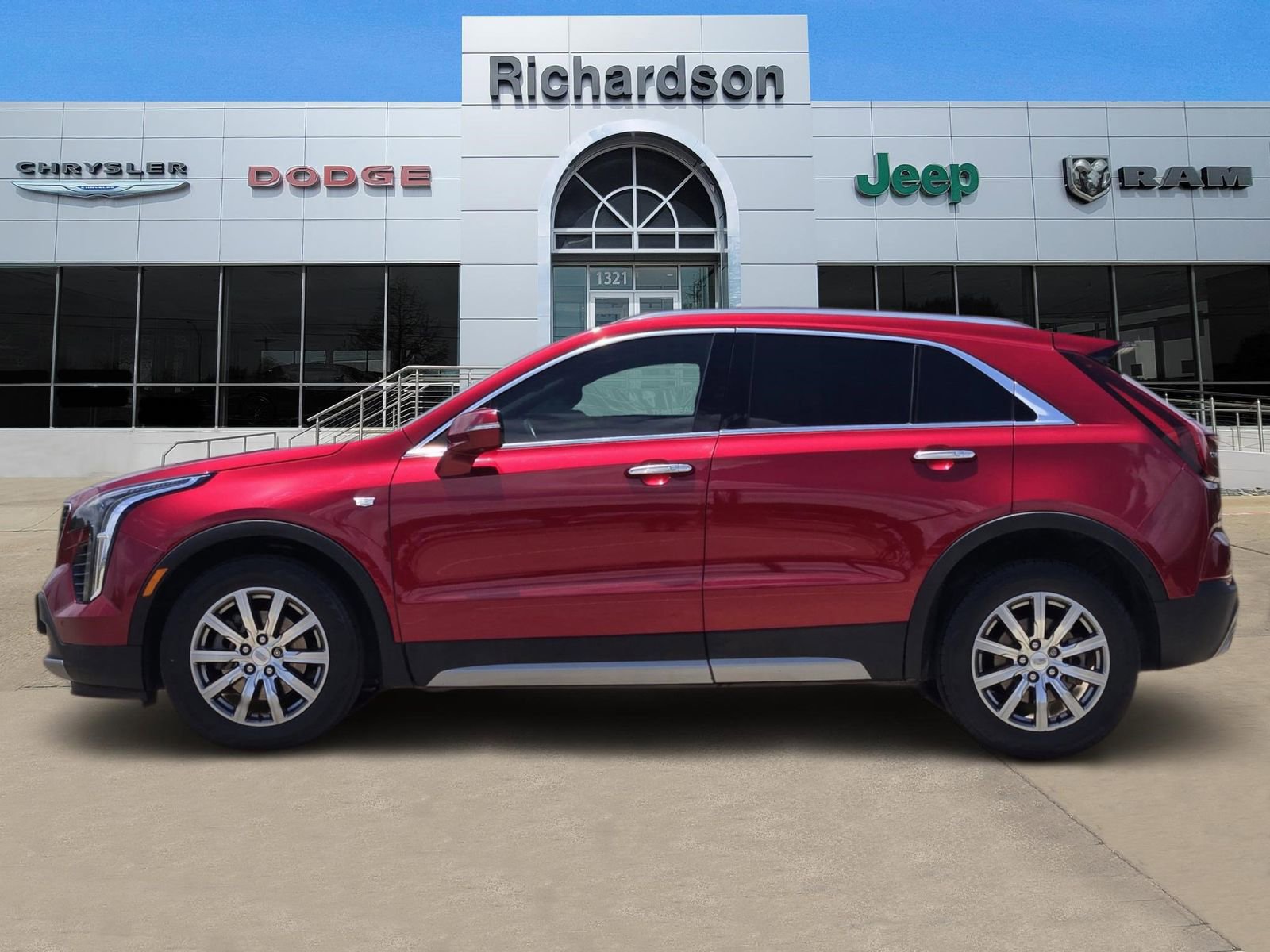 Used 2022 Cadillac XT4 Premium Luxury w/ Enhanced Visibility Package FWD image 3