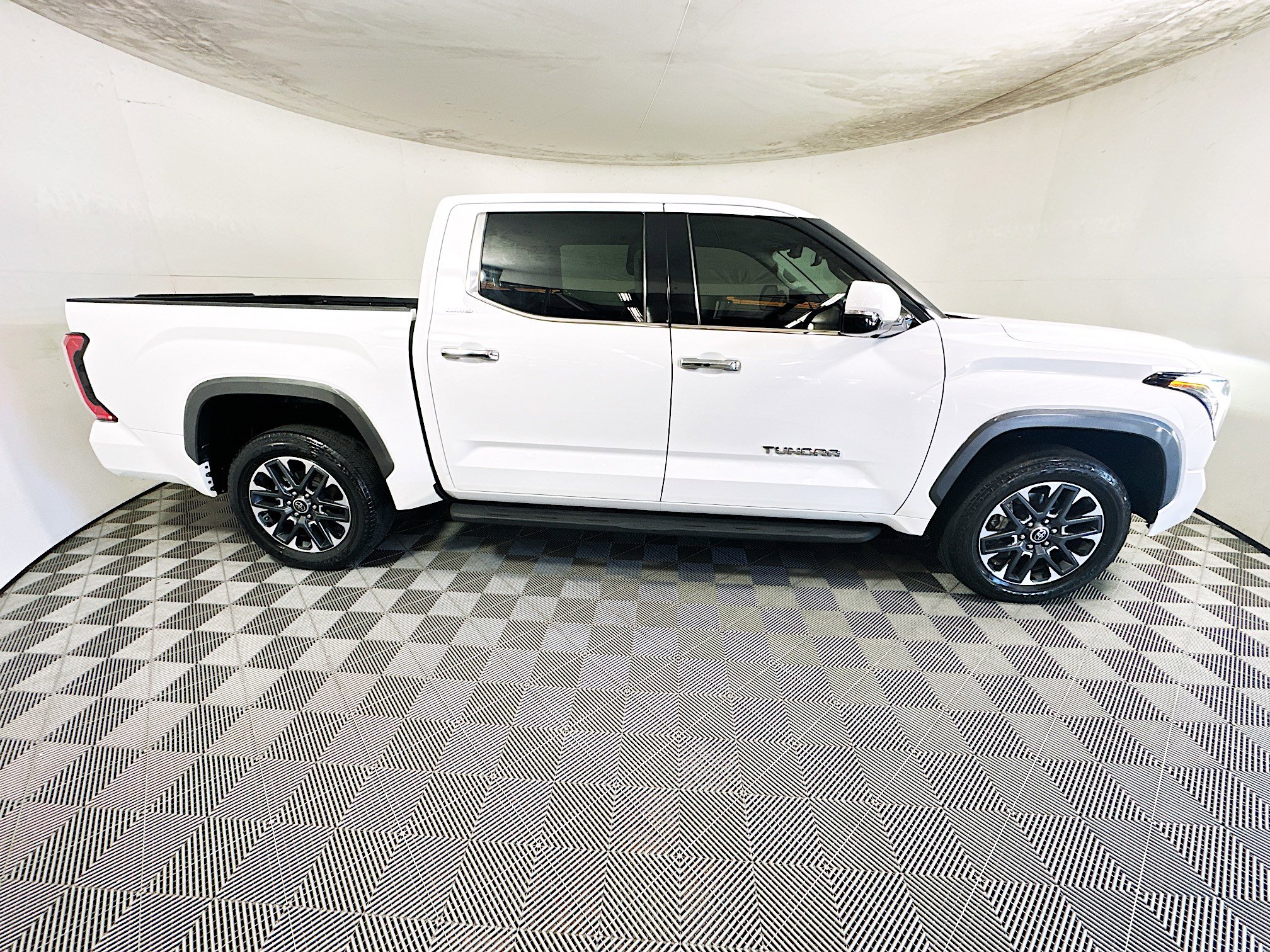 Used 2022 Toyota Tundra Limited image 2
