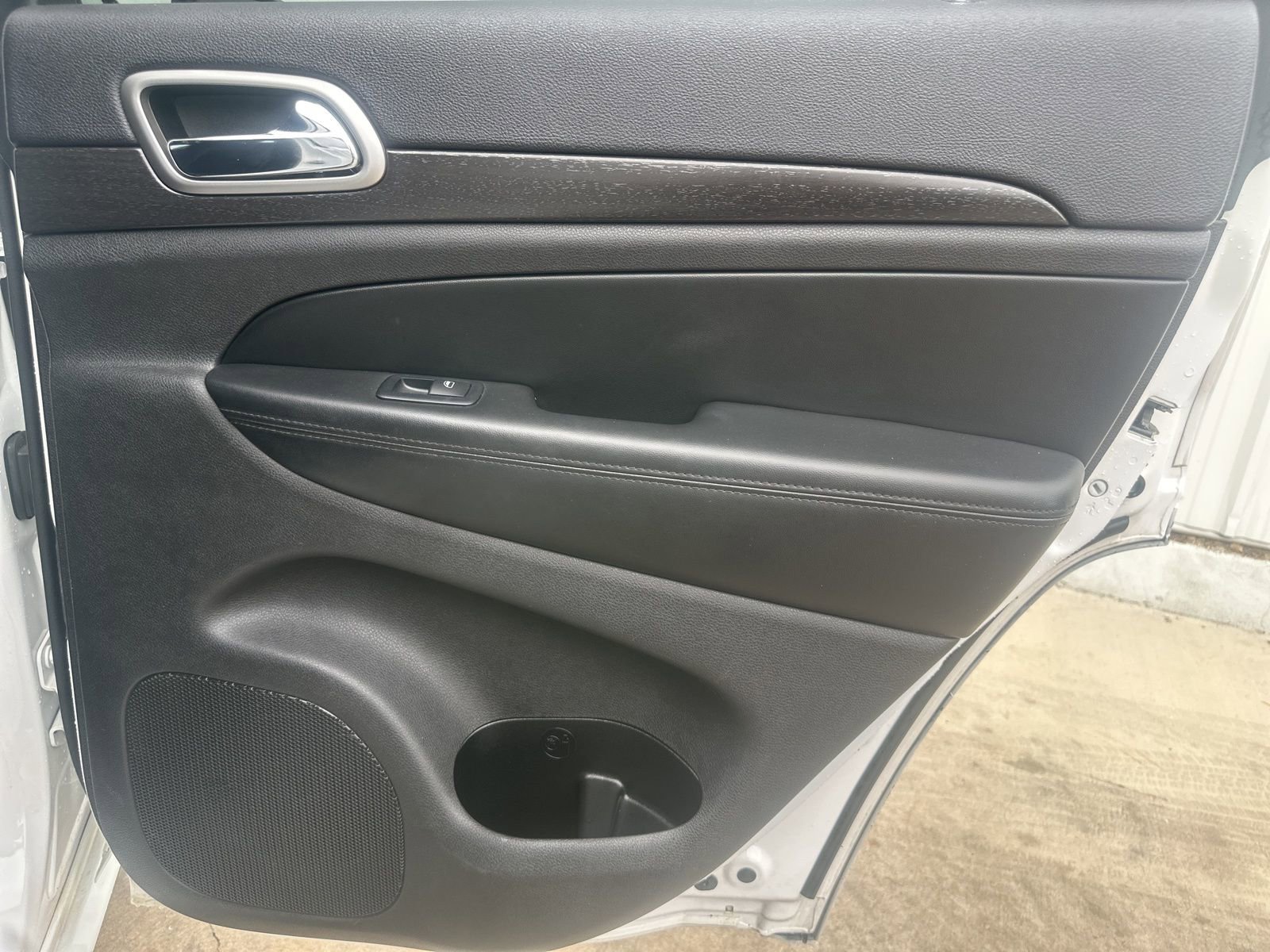 Used 2018 Jeep Grand Cherokee Altitude RWD image 15
