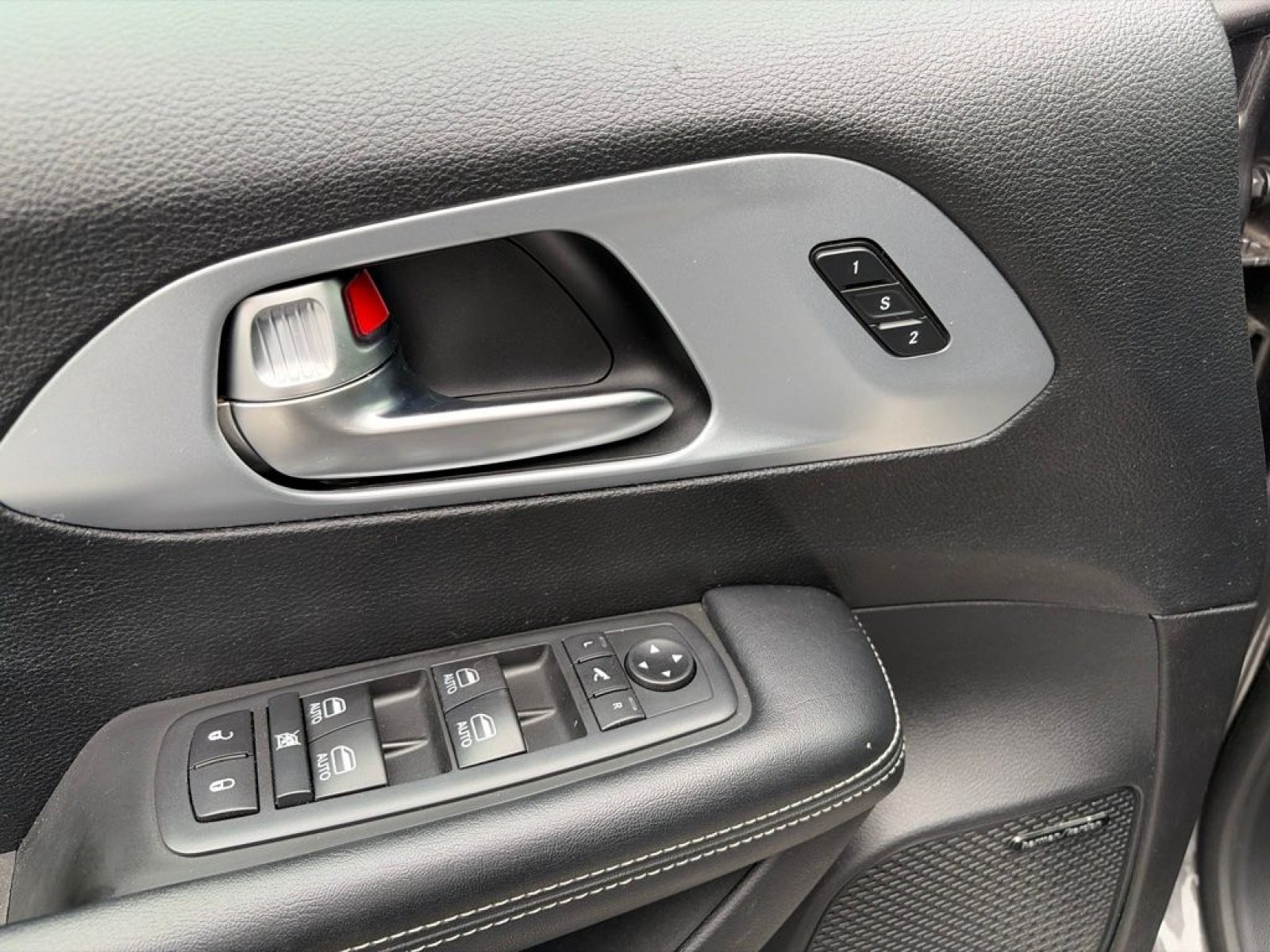 Used 2020 Chrysler Pacifica Limited w/ Advanced Safetytec Group FWD image 13