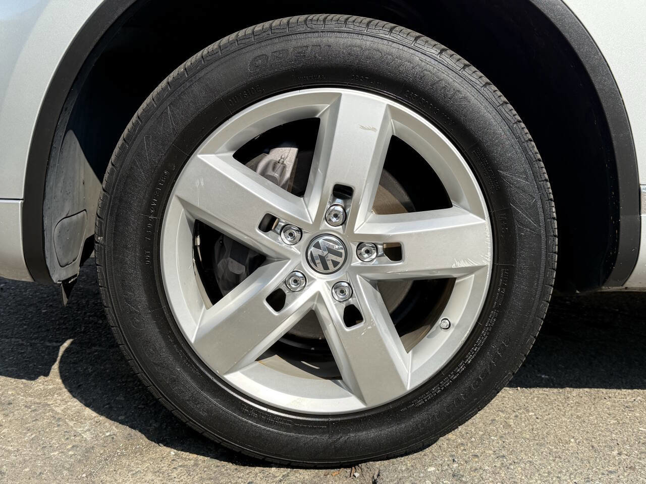 Used 2012 Volkswagen Touareg Sport image 52