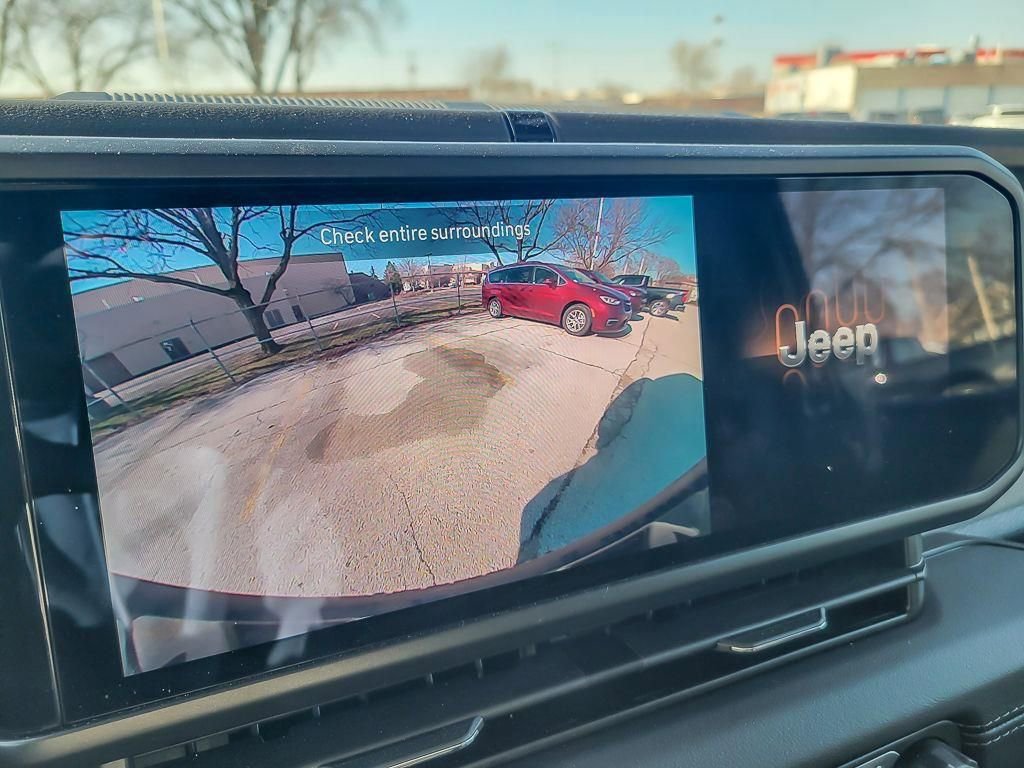 Used 2025 Jeep Wrangler Unlimited Sahara w/ Safety Group AWD/4WD image 16