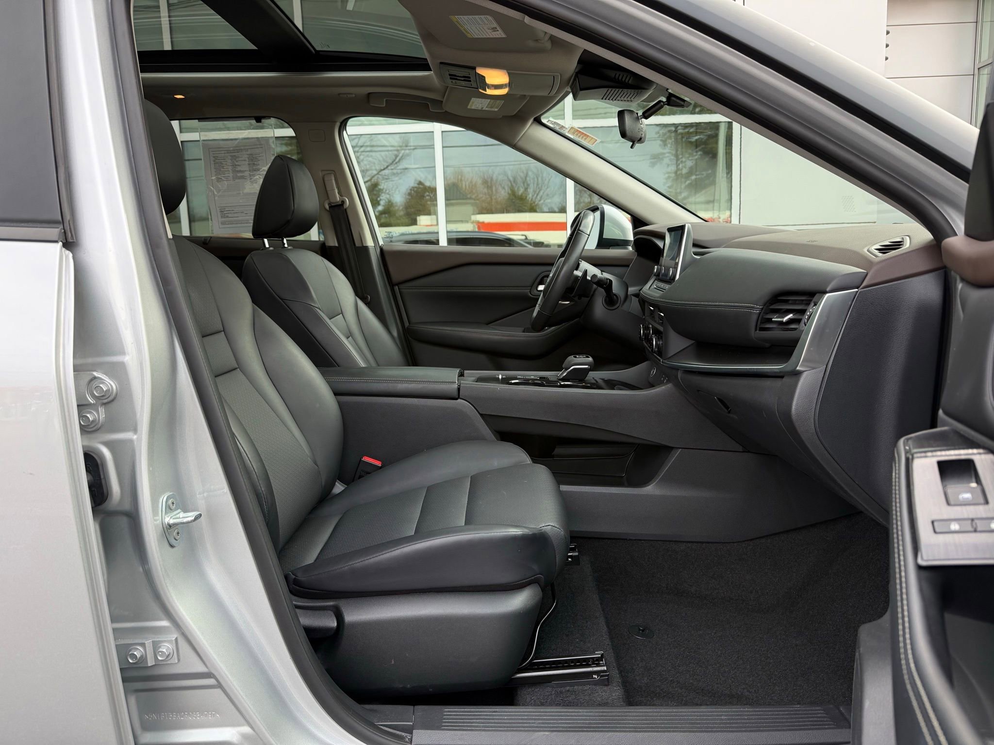 Used 2023 Nissan Rogue SV w/ SV Premium B Package image 21