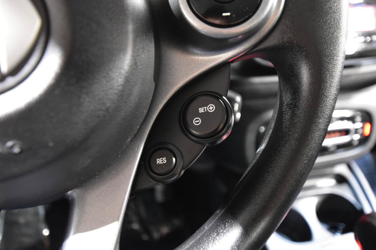 Used 2016 smart fortwo pure RWD image 12