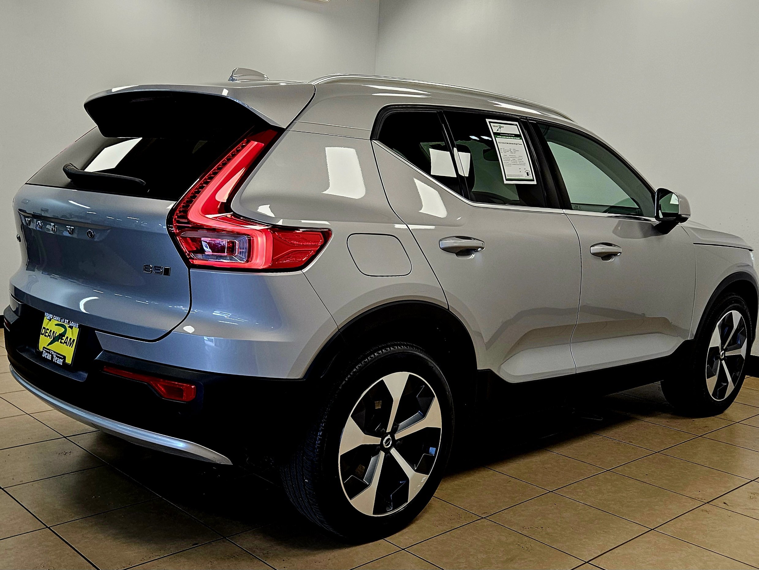 Used 2023 Volvo XC40 B5 Ultimate image 4