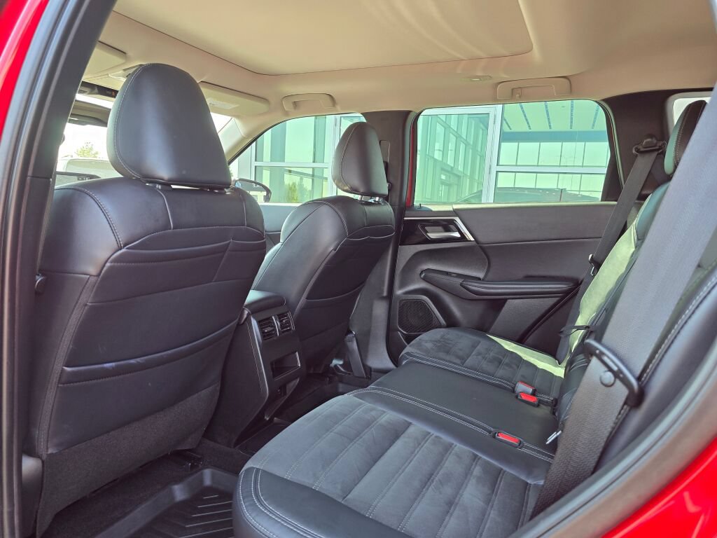 Used 2023 Mitsubishi Outlander 4WD Plug-In Hybrid image 13