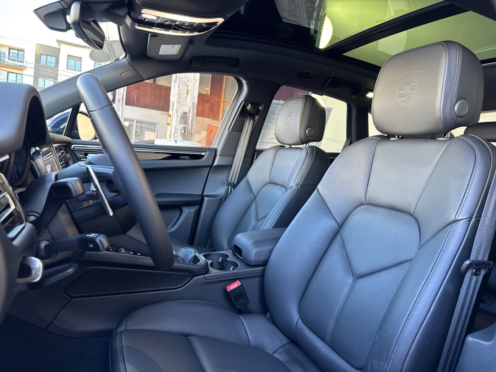 Certified 2025 Porsche Macan AWD/4WD image 5