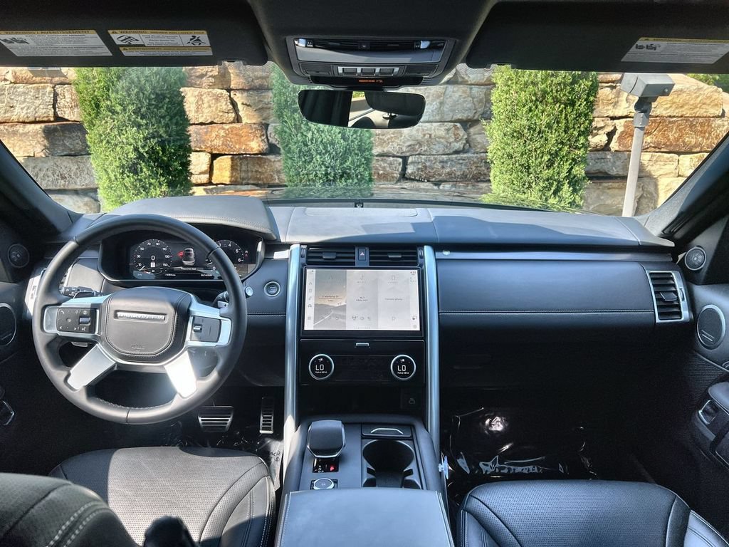 Certified 2025 Land Rover Discovery Metropolitan Edition AWD/4WD image 12