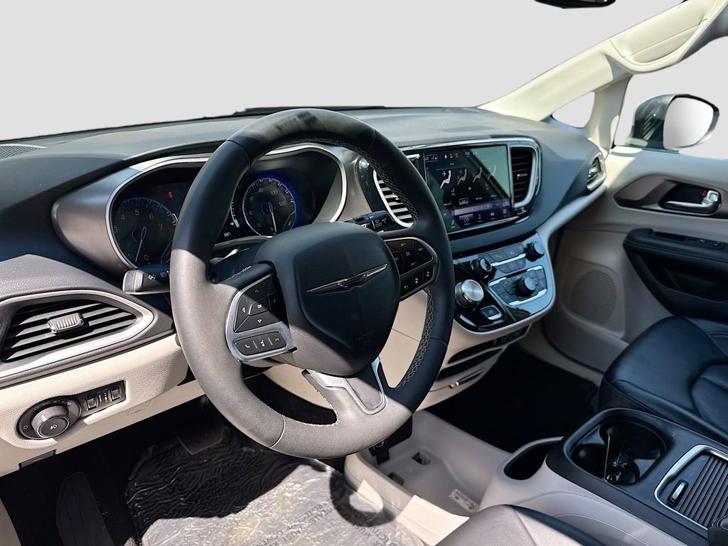 Used 2023 Chrysler Pacifica Touring-L FWD image 7