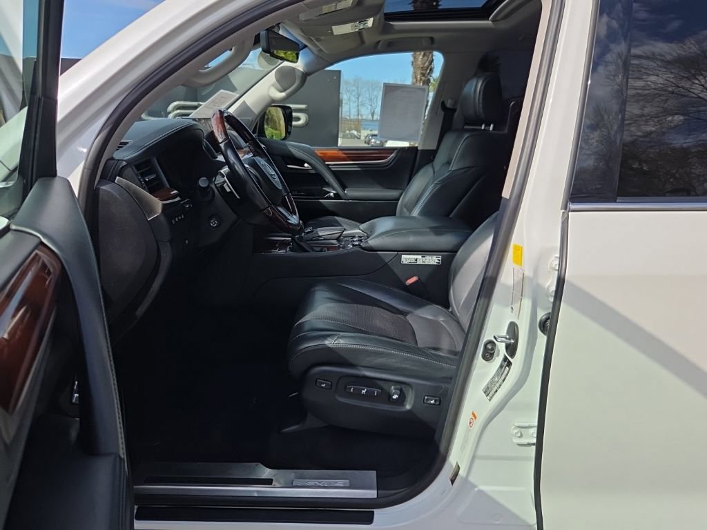 Used 2017 Lexus LX 570 4WD w/ Luxury Package image 4