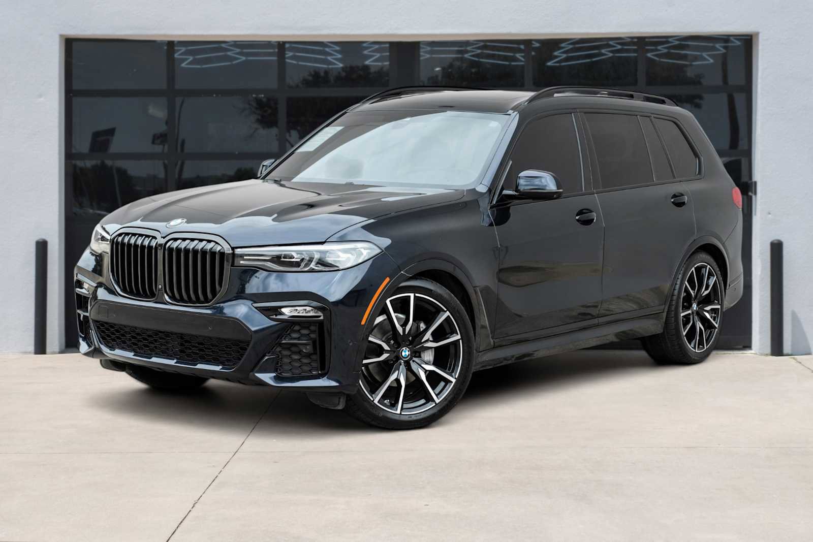 Used 2022 BMW X7 xDrive40i w/ M Sport Package image 1
