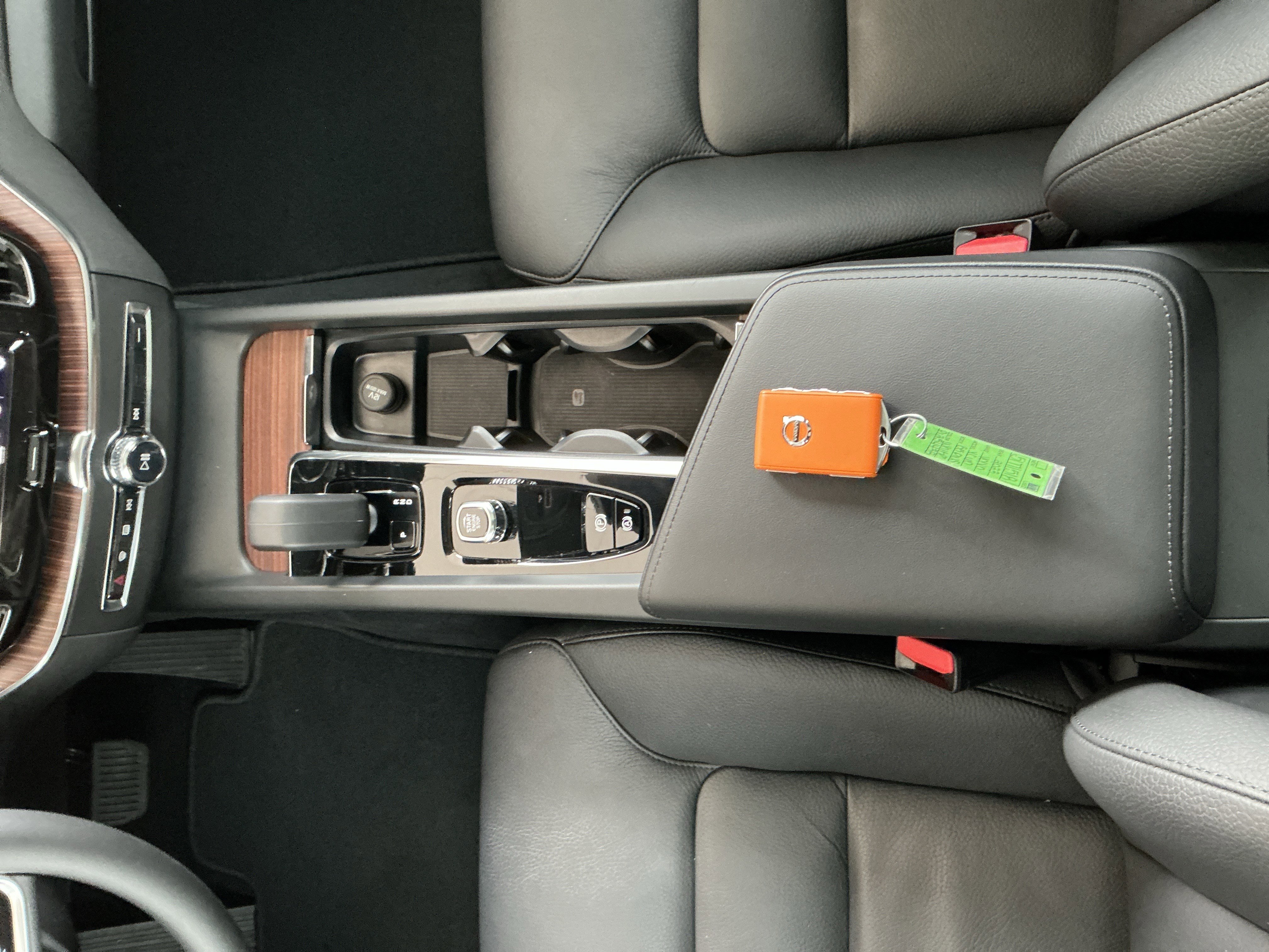 Used 2023 Volvo XC60 B5 Plus image 11