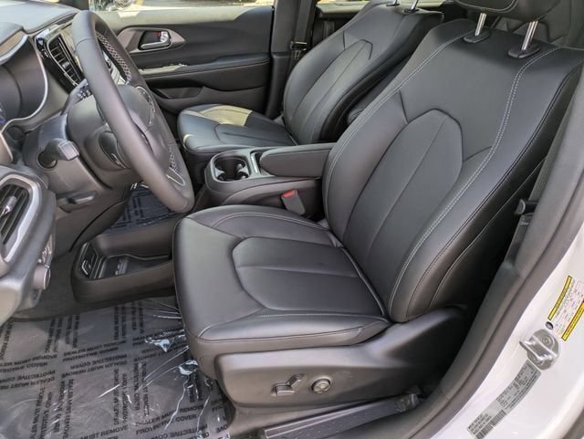 New 2027 Chrysler Pacifica Select FWD image 13