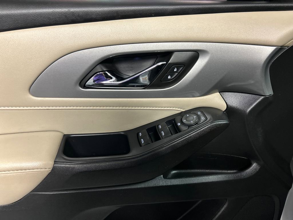 Used 2022 Chevrolet Traverse LS FWD image 13