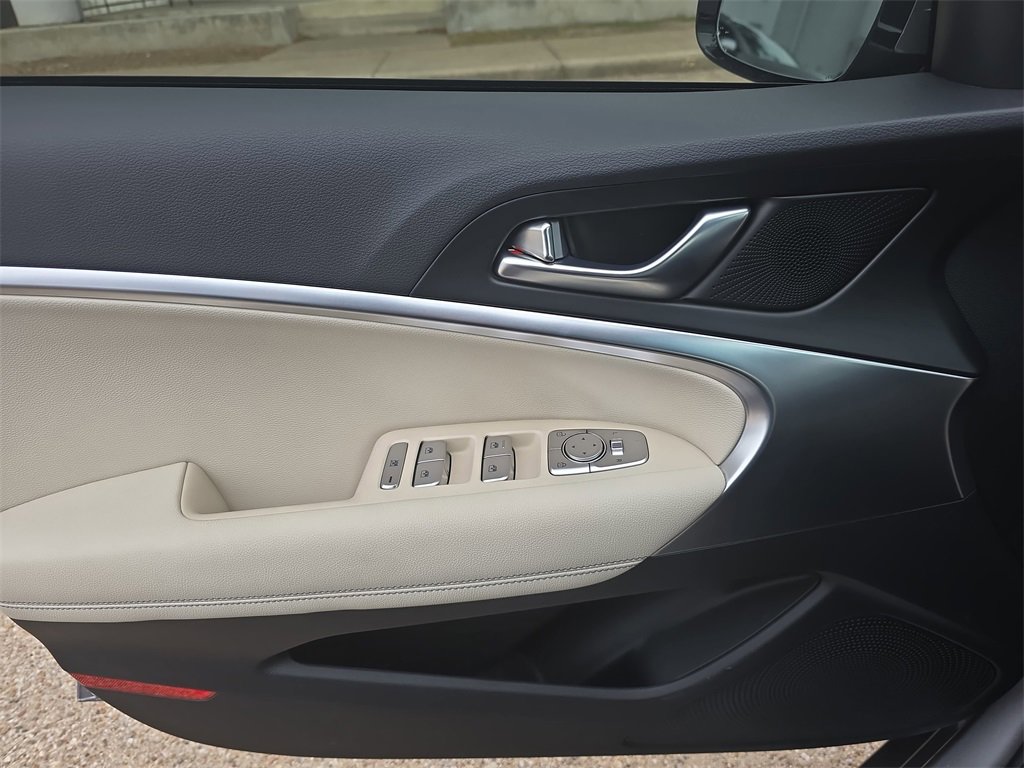 Used 2026 Genesis G70 2.5T image 25