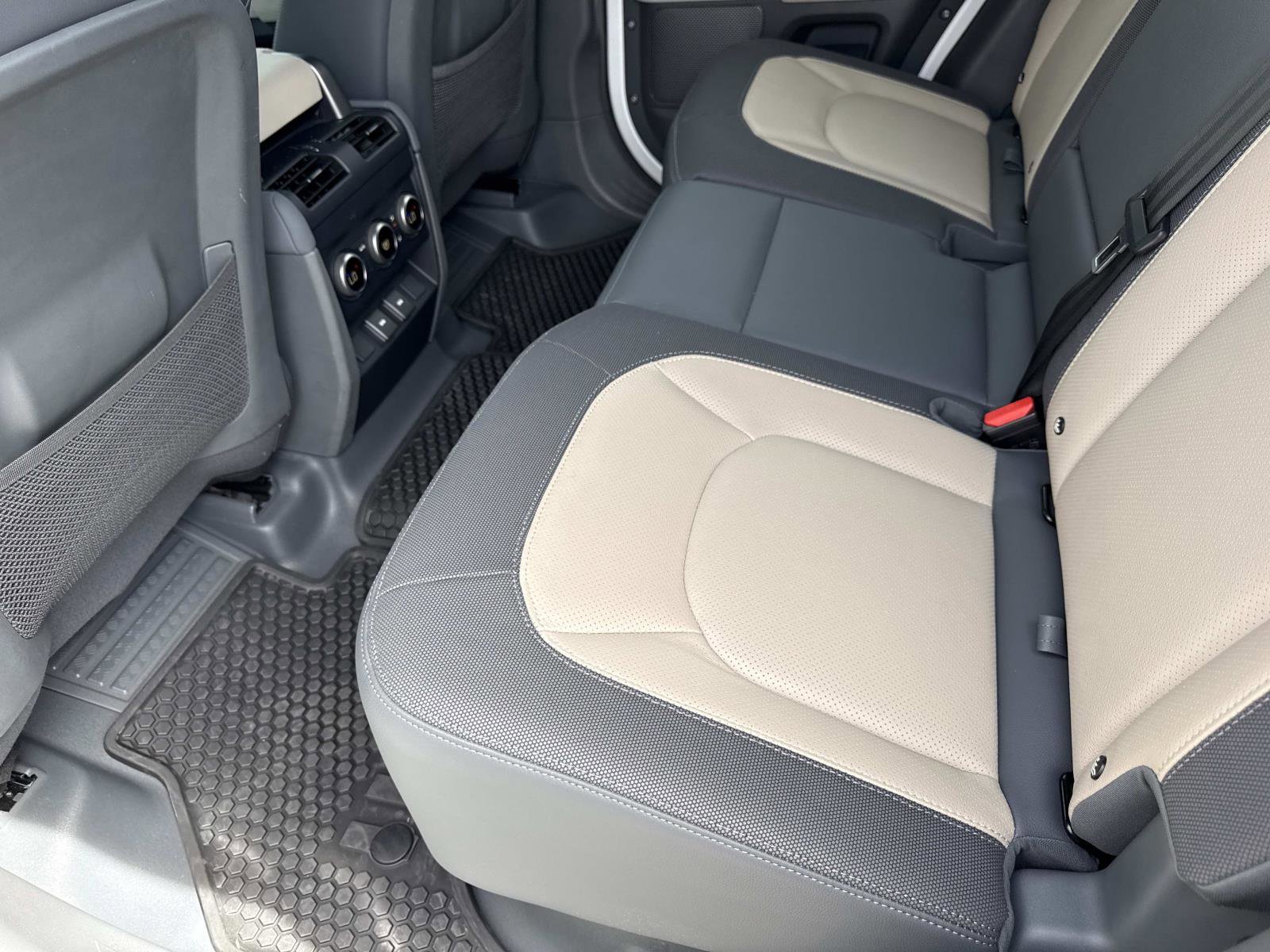 Used 2023 Land Rover Defender 110 X-Dynamic SE AWD/4WD image 12