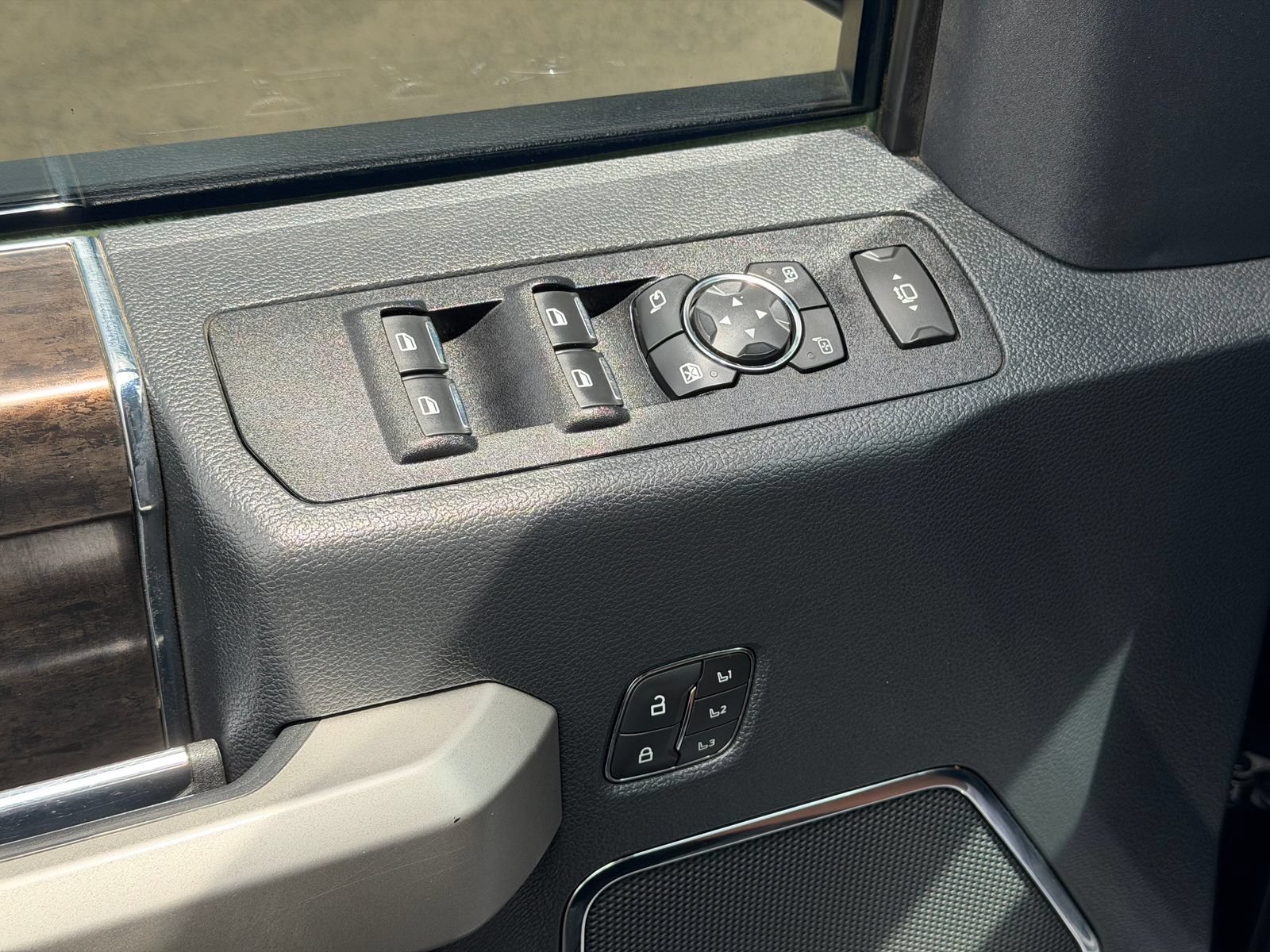 Used 2022 Ford F350 Lariat w/ Tremor Off-Road Package AWD/4WD image 16