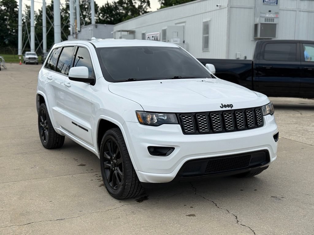 Used 2018 Jeep Grand Cherokee Altitude AWD/4WD image 4