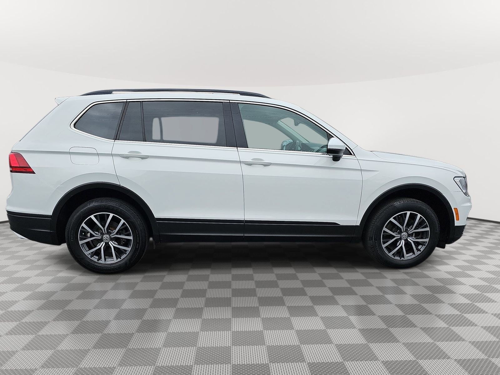 Used 2019 Volkswagen Tiguan SE w/ Panoramic Sunroof Package image 4