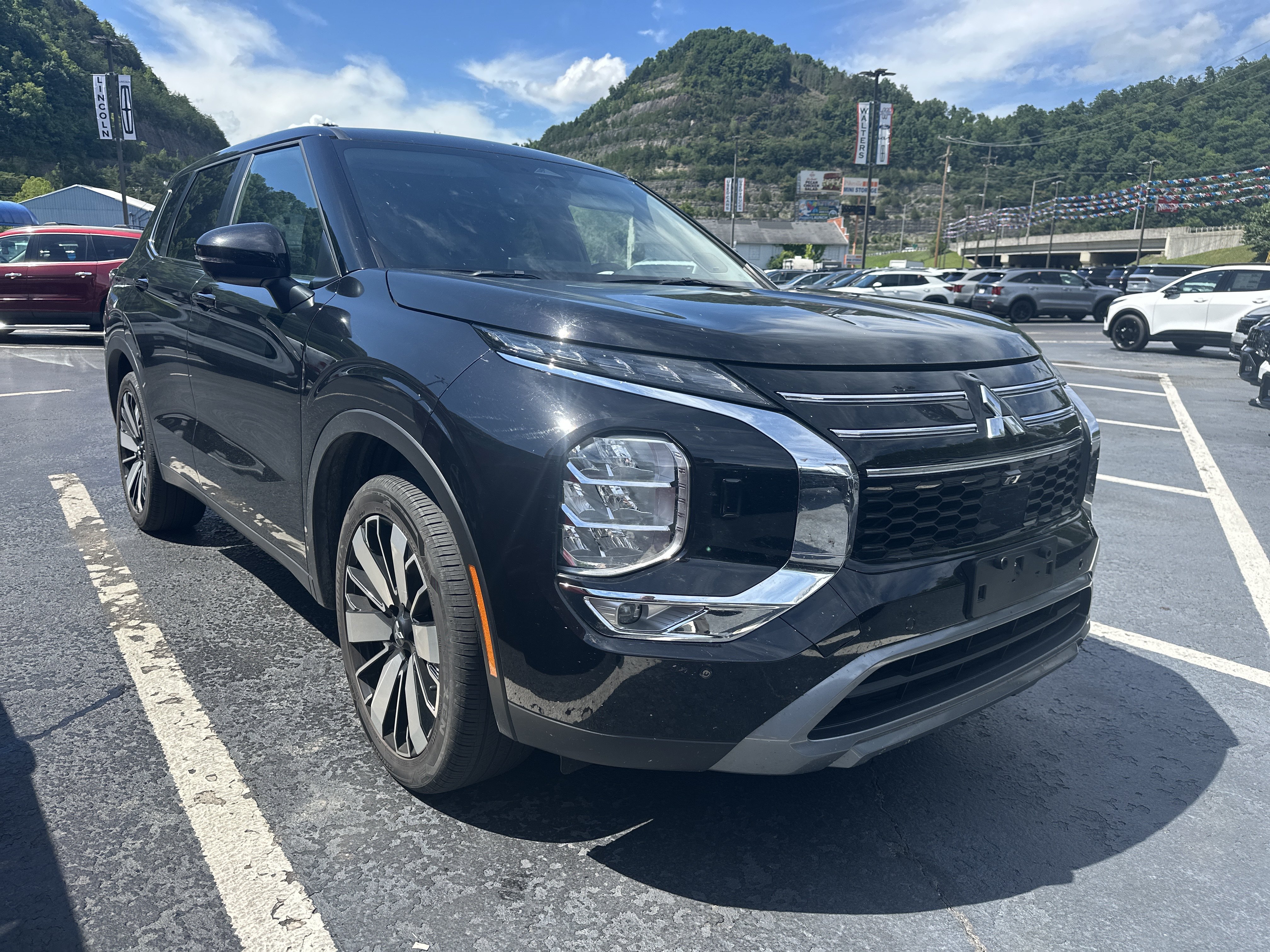 Used 2025 Mitsubishi Outlander SE AWD/4WD image 2