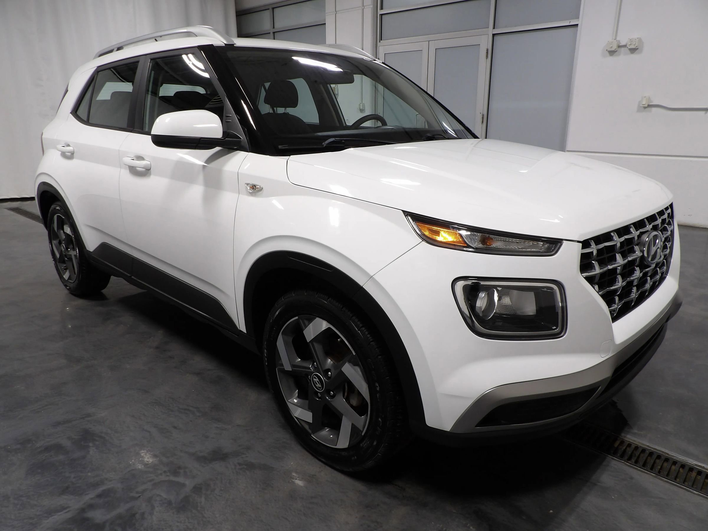 Used 2023 Hyundai Venue SEL w/ Cargo Package FWD image 2
