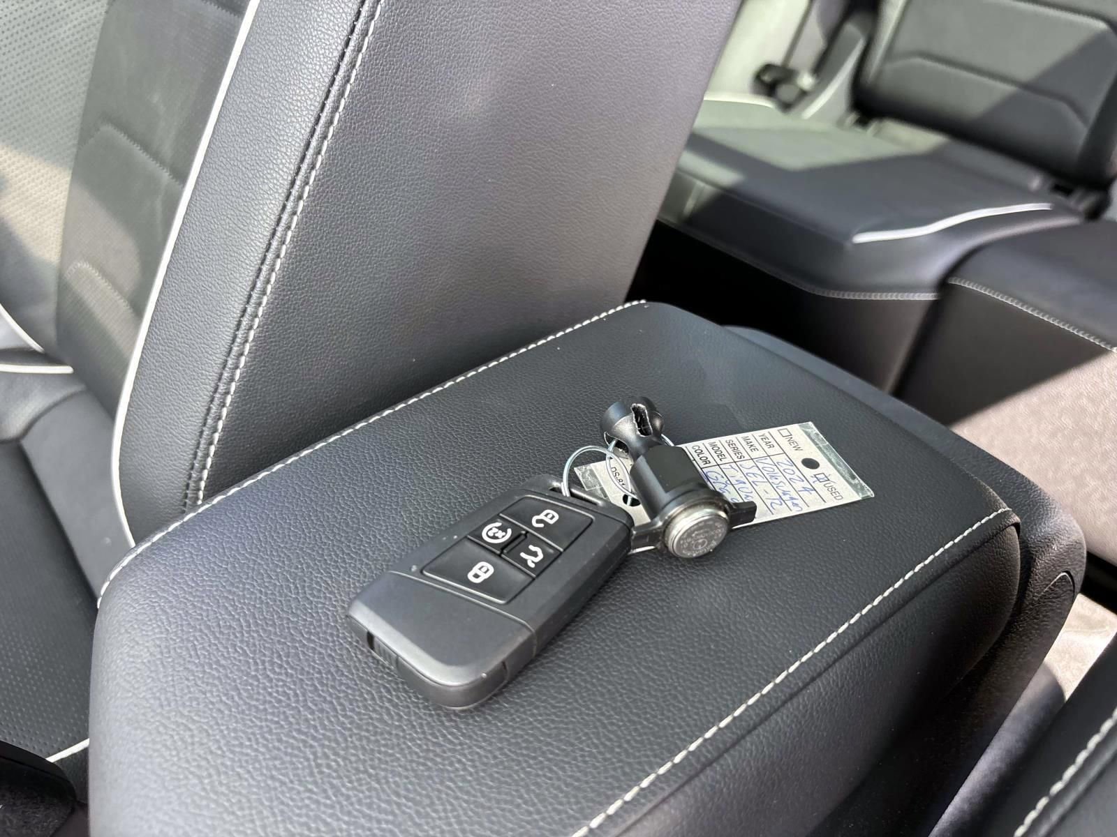 Used 2024 Volkswagen Tiguan SEL R-Line image 33