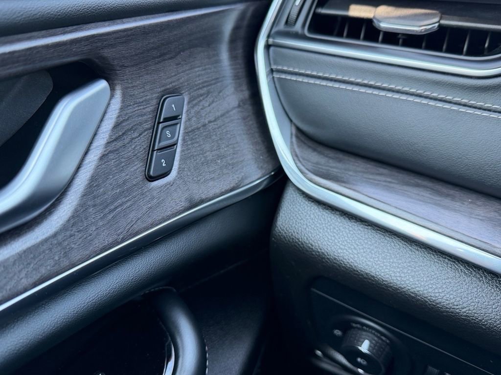 Used 2023 Jeep Grand Cherokee Overland AWD/4WD image 24