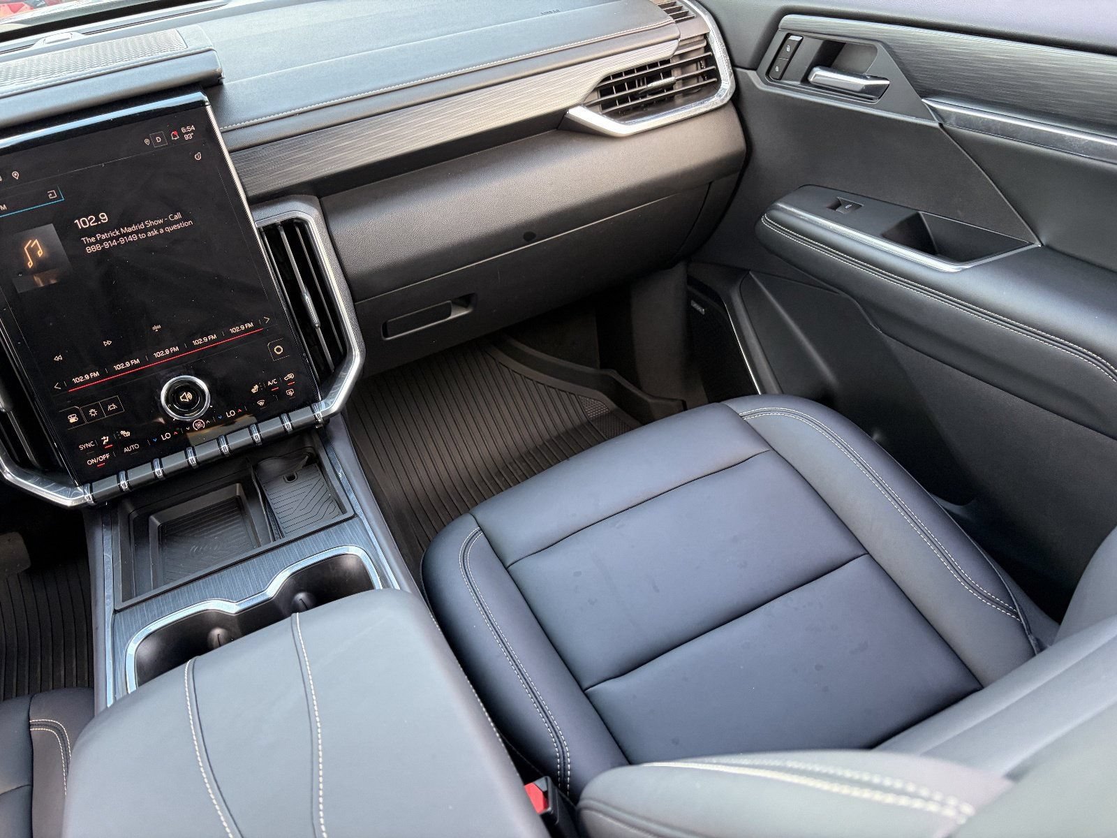 Certified 2025 GMC Acadia Elevation w/ Elevation Premium Package FWD image 17