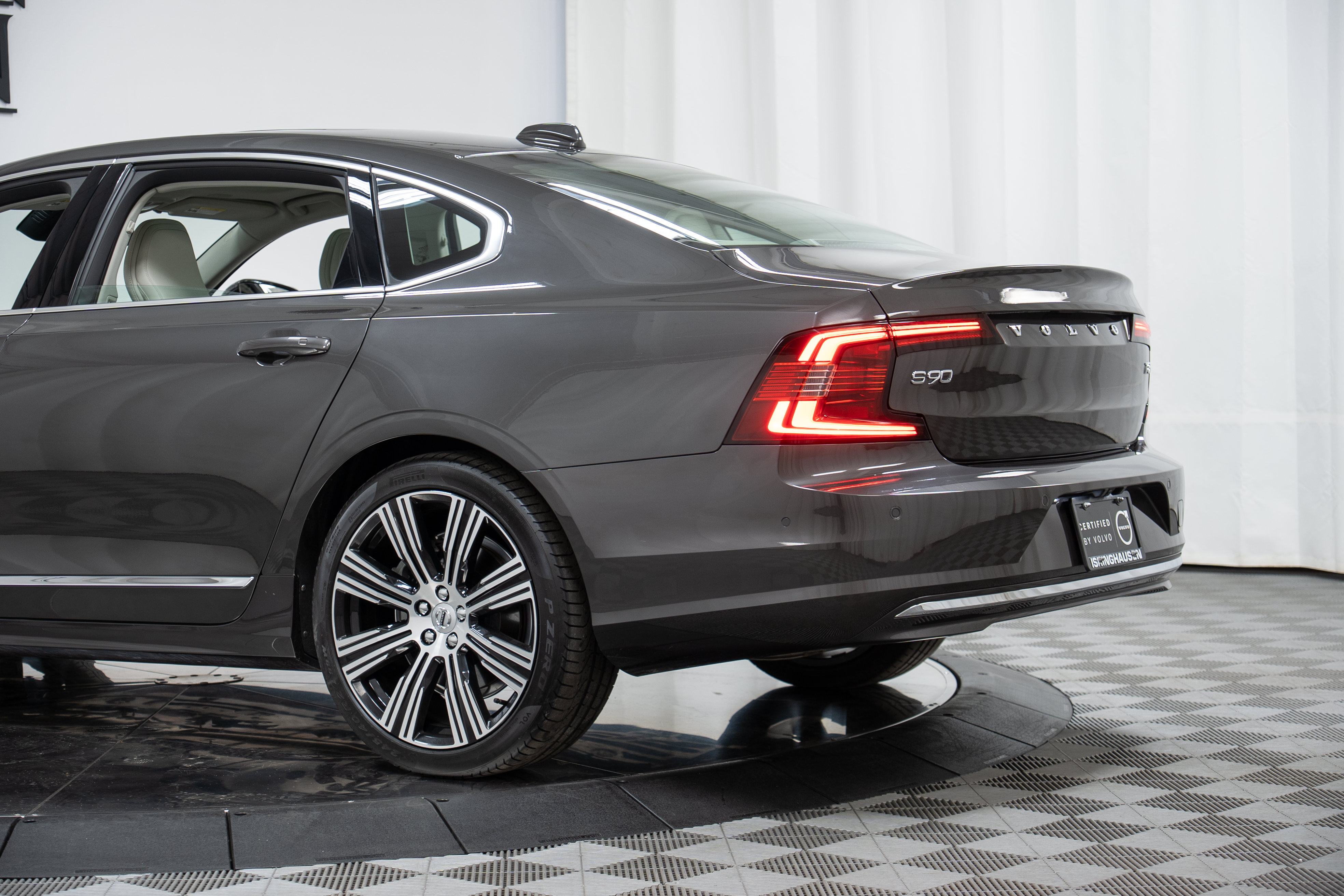 Certified 2025 Volvo S90 T8 Ultra AWD/4WD image 29