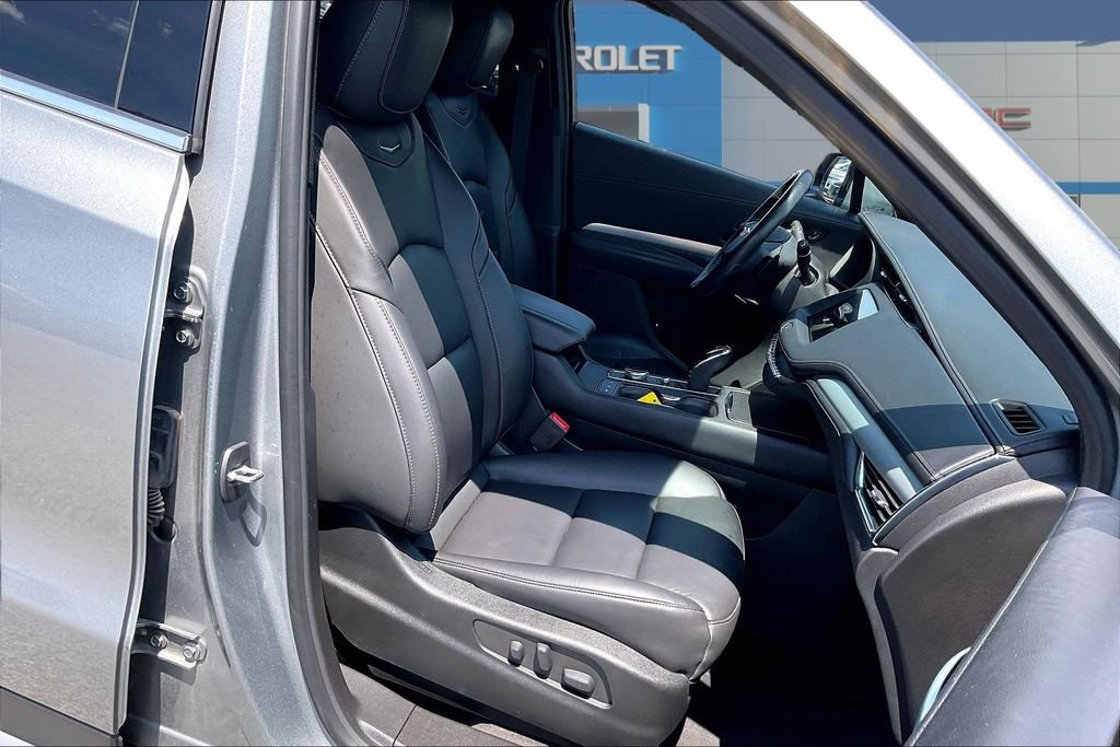 Used 2023 Cadillac XT4 Premium Luxury w/ Cold Weather Package AWD/4WD image 28