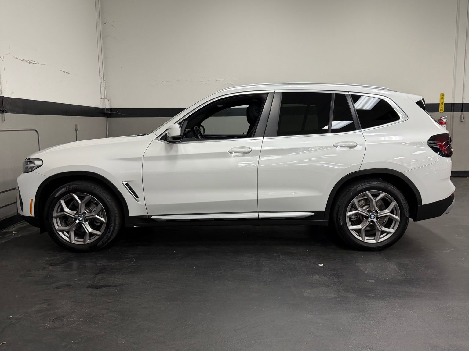 Used 2023 BMW X3 xDrive30i w/ Convenience Package w/ZPA AWD/4WD image 9