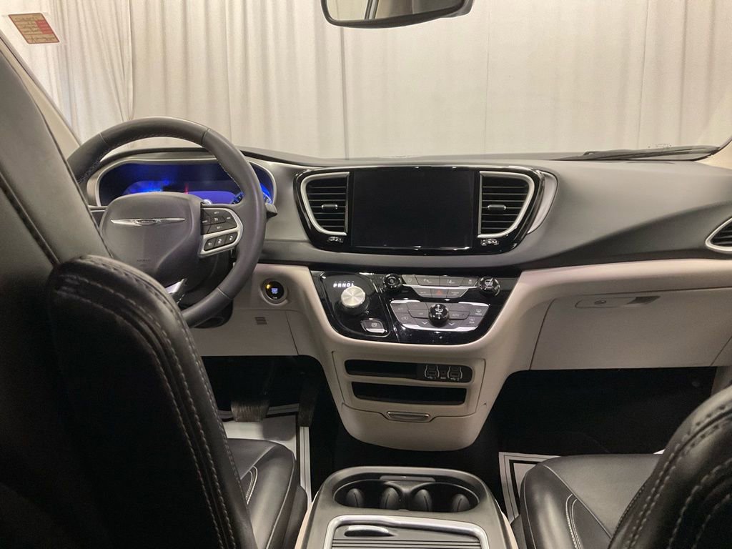 Used 2023 Chrysler Pacifica Touring-L image 2