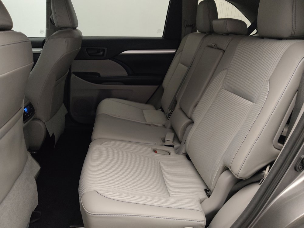 Used 2018 Toyota Highlander Plus FWD image 18
