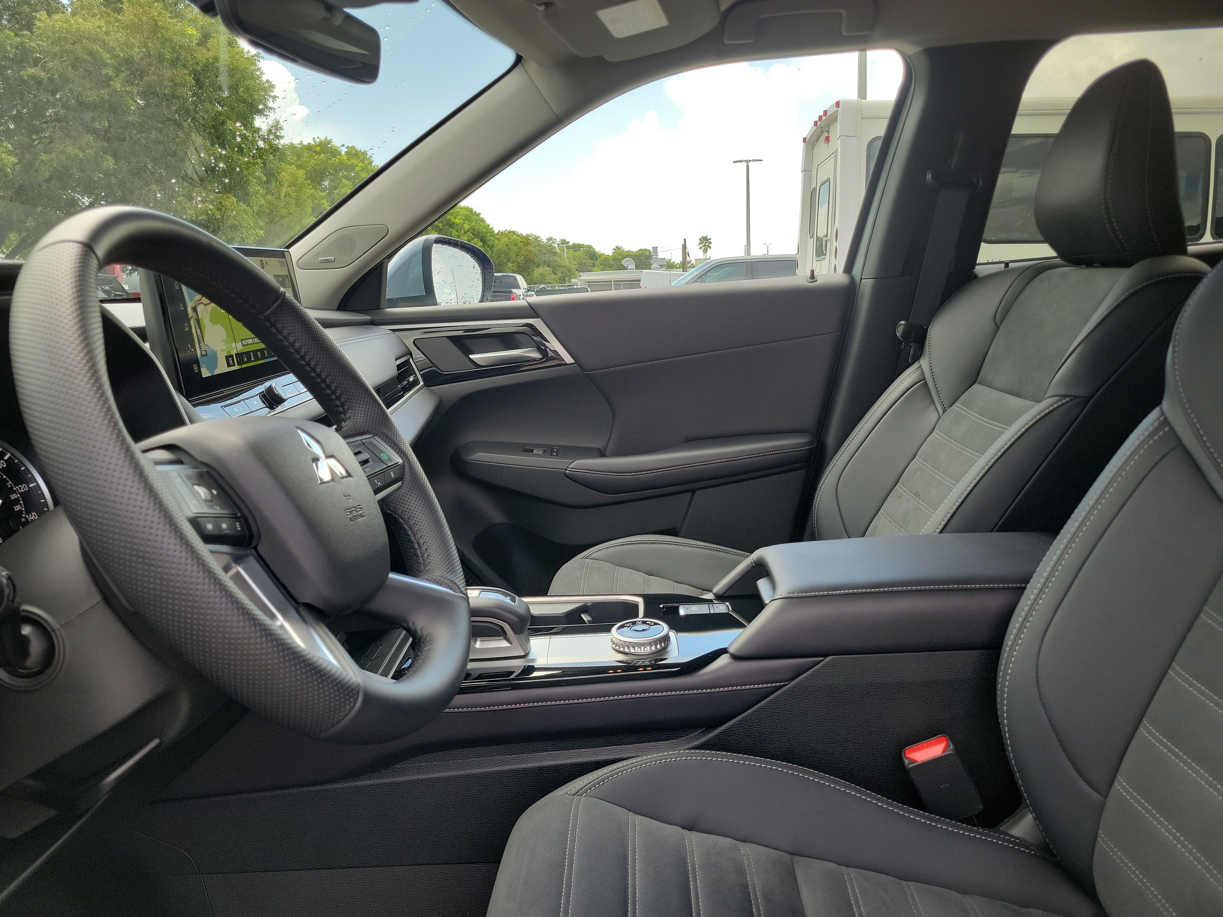 Used 2025 Mitsubishi Outlander SE FWD image 12