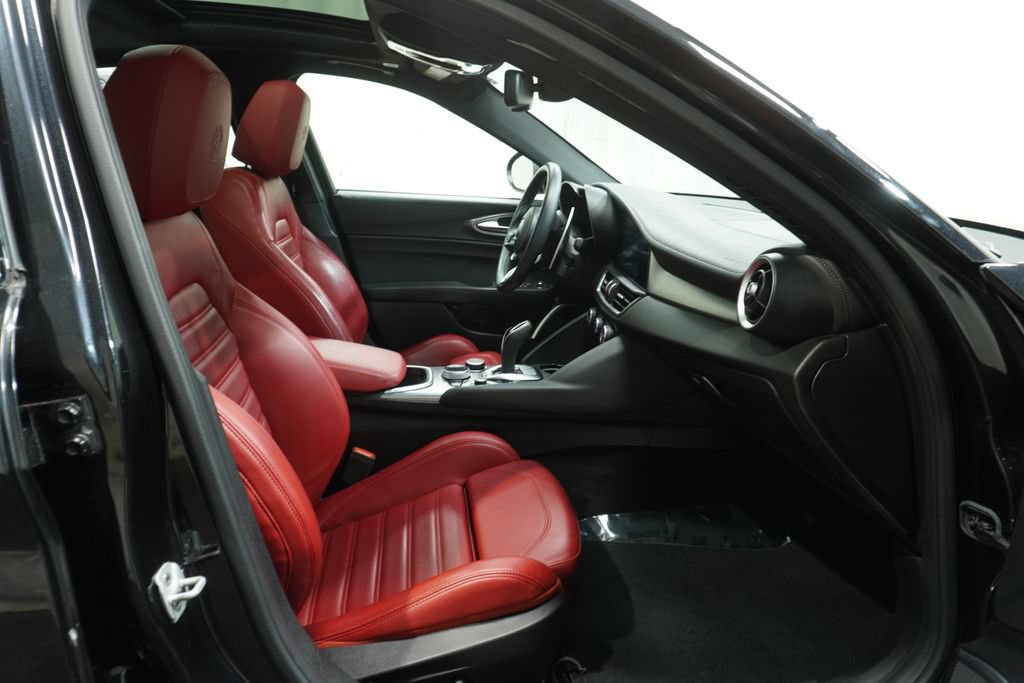 Used 2023 Alfa Romeo Giulia Veloce AWD/4WD image 12