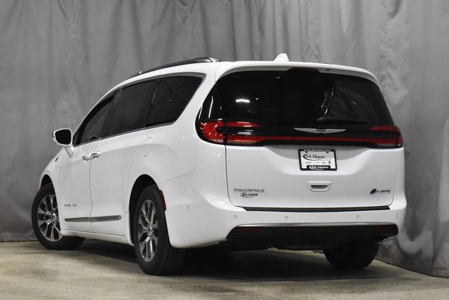Used 2022 Chrysler Pacifica Pinnacle image 2