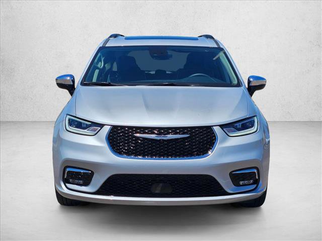 Used 2023 Chrysler Pacifica Limited FWD image 2